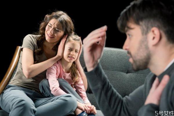 夫妻吵架对小孩子伤害有多大呢 夫妻老吵架怎么办呢