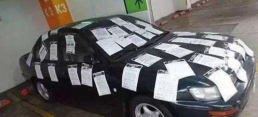 男子占了他人车位一宿,第二天开车时崩溃了:被泼了“硫酸”