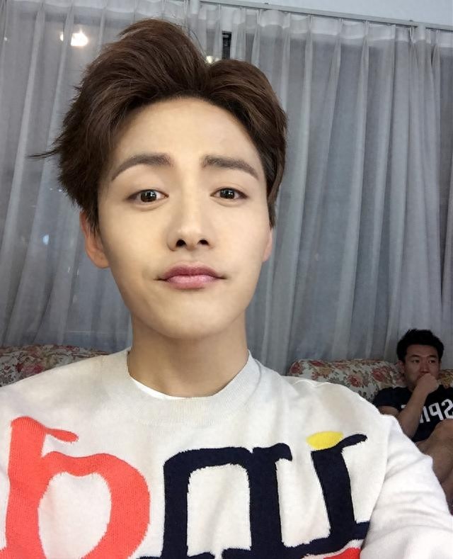 比起樱空释的造型，还是喜欢马天宇日常穿着和被风吹过的发型