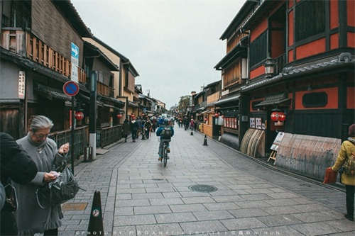 平安神宫的建筑是模仿平安时代皇宫的部分建筑修建的