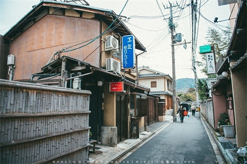 平安神宫的建筑是模仿平安时代皇宫的部分建筑修建的