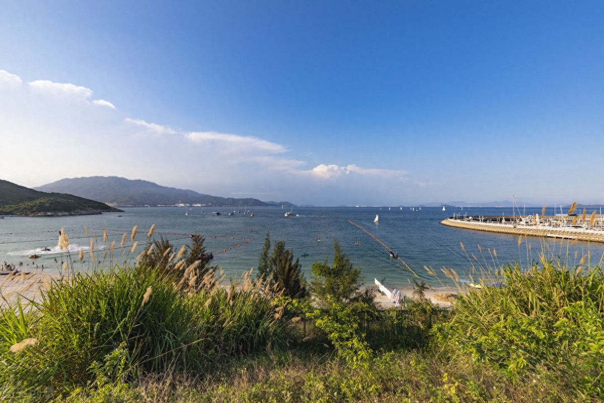 大鹏湾是一个位于香港和中国大陆之间的海湾