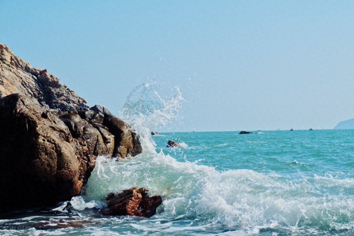 大鹏湾是一个位于香港和中国大陆之间的海湾