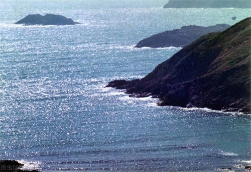 大鹏湾是一个位于香港和中国大陆之间的海湾