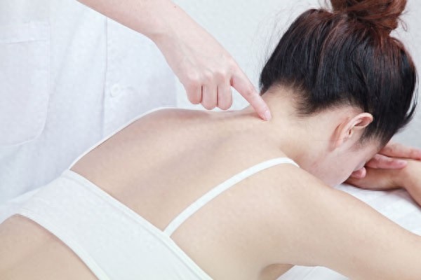 颈百劳穴属经外奇穴,主要功效:养肺止咳舒筋活络