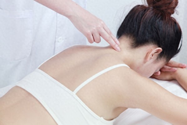 颈百劳穴属经外奇穴,主要功效:养肺止咳舒筋活络