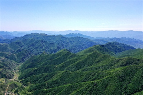 航拍北京第一高峰灵山:感受城市边缘的大自然之美