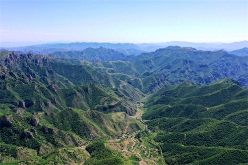 航拍北京第一高峰灵山:感受城市边缘的大自然之美