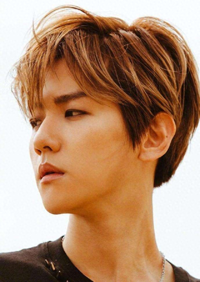 边伯贤：一个画起眼线比女生还要美，可萌可酷的爱豆