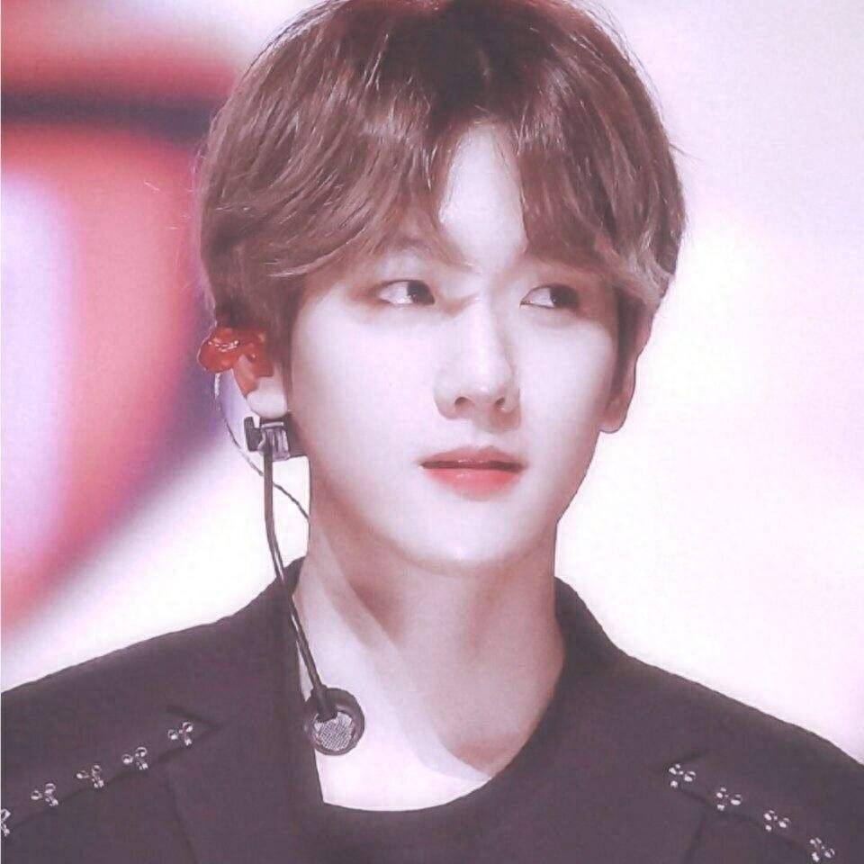 边伯贤：一个画起眼线比女生还要美，可萌可酷的爱豆