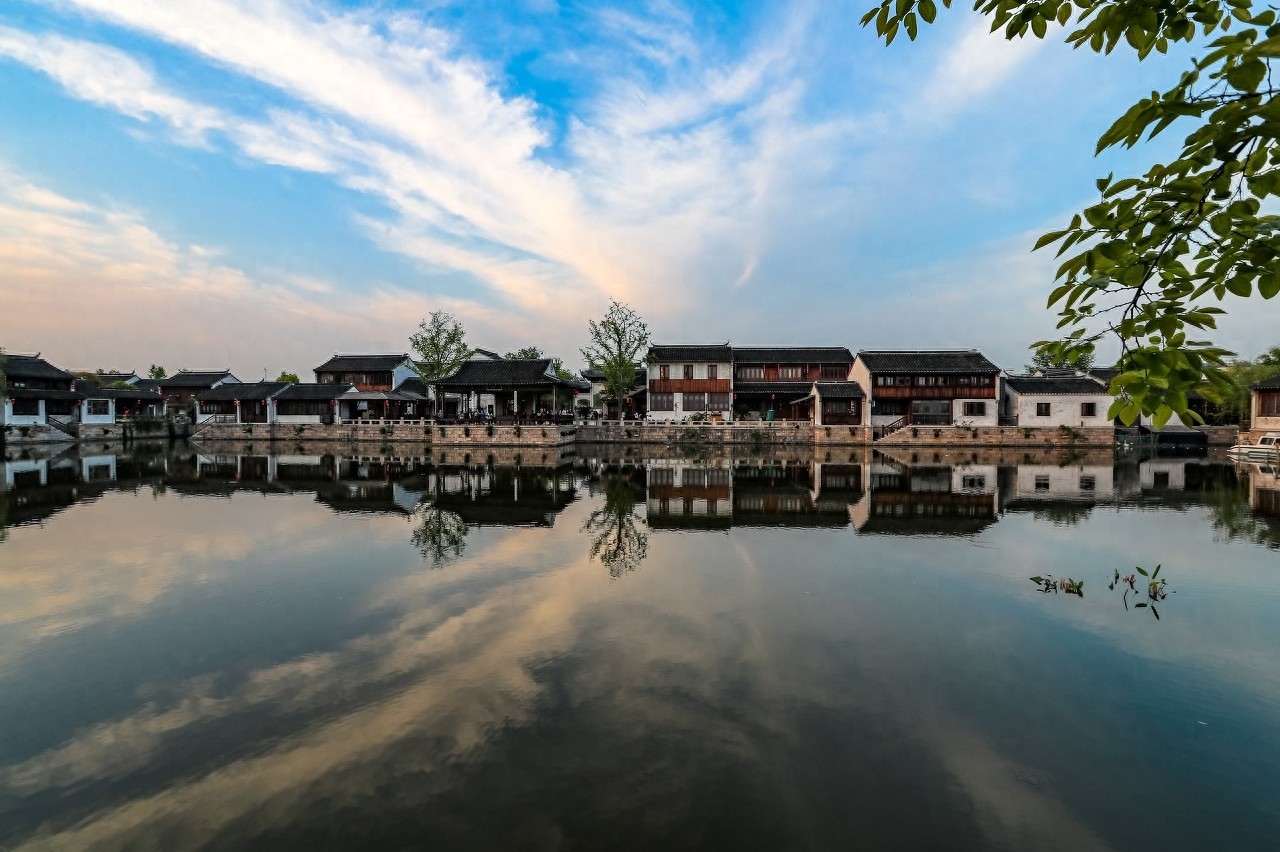 荡口古镇，距市中心25公里，地处无锡、苏州、常熟三地交界