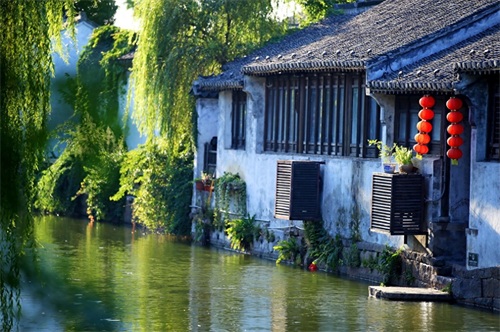 荡口古镇，距市中心25公里，地处无锡、苏州、常熟三地交界