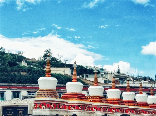 丹葛尔古城位于青海省，地处黄河北岸，西海之滨，湟水源头