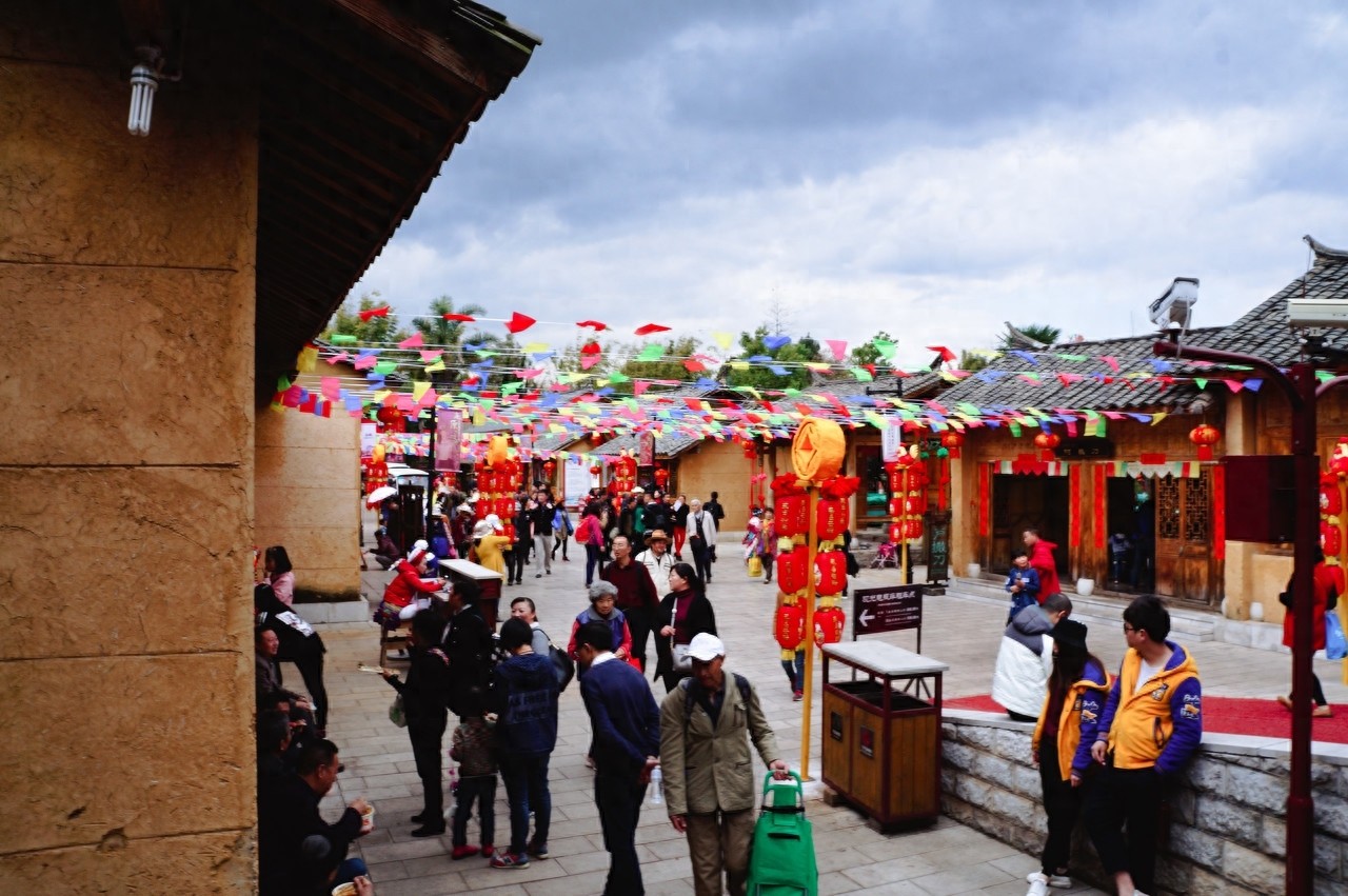 云南民族村位于云南省昆明市西南郊的滇池之畔，占地面积89公顷