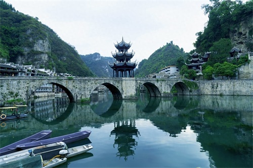 一个神奇的地下溶洞—青龙洞，像一座奇异非凡的地下宫殿