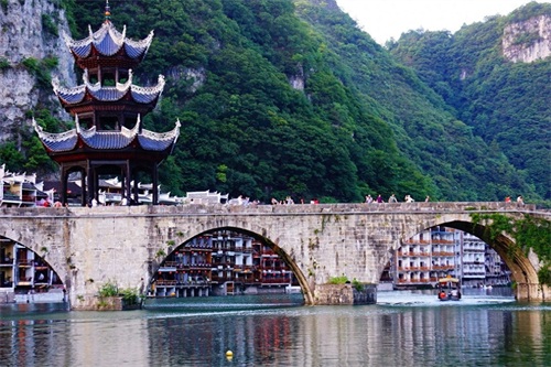 一个神奇的地下溶洞—青龙洞，像一座奇异非凡的地下宫殿