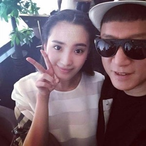 她是“校花女神”，名叫夏天，曾和孙红雷周冬雨主演《少年班》