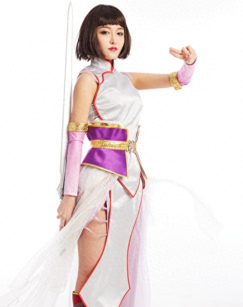 电车少女角色cosplay 演绎霸气剑神女侠