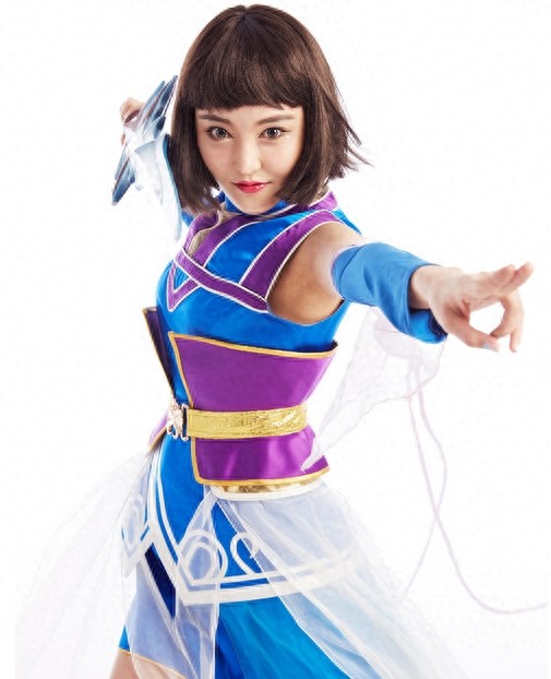 电车少女角色cosplay 演绎霸气剑神女侠