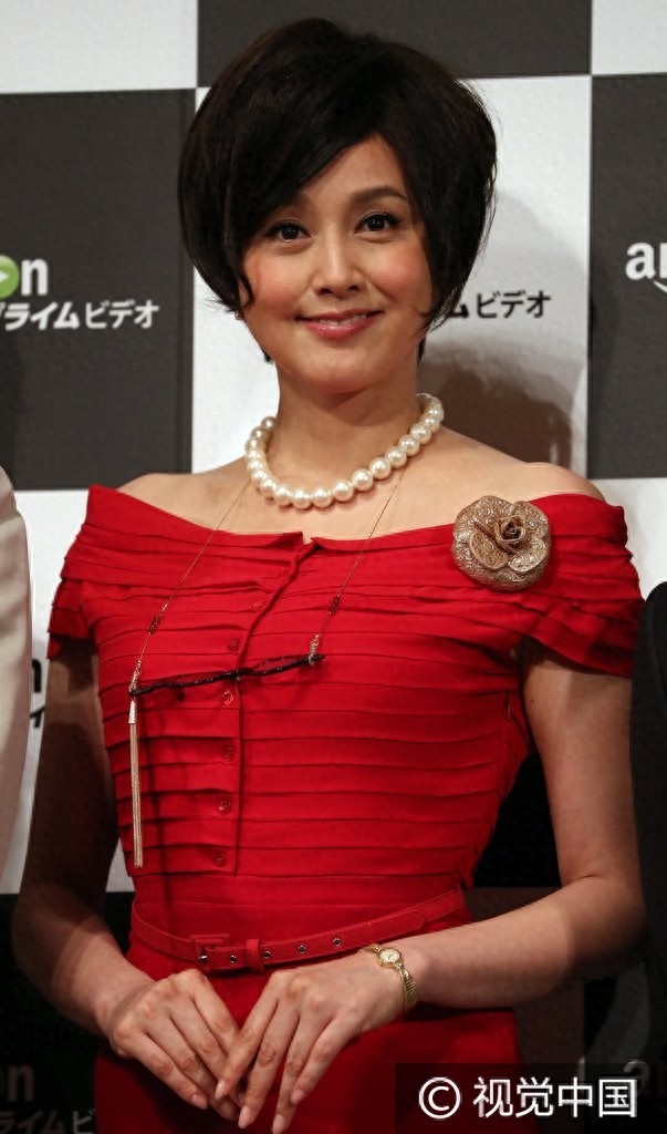 “麻辣教师”藤原纪香露肩红裙尽显优雅 池田依来沙走中国风、藤冈靛帅气