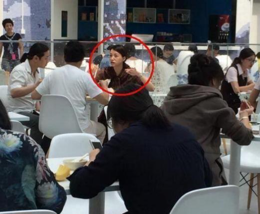 偶遇董卿央视食堂就餐，素颜热聊手舞足蹈，眼睛笑成“一条缝”