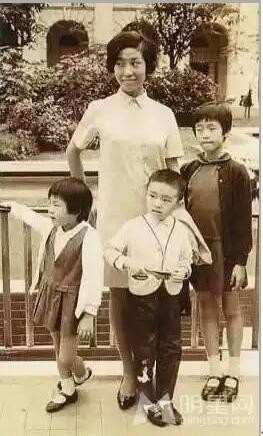 周星驰从小到大照片合集——这个一直陪伴我们的男人终于老了