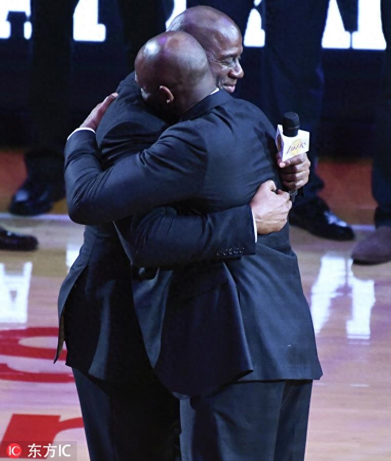 科比球衣退役仪式现场图 湖人8号24号战袍从此高高挂起