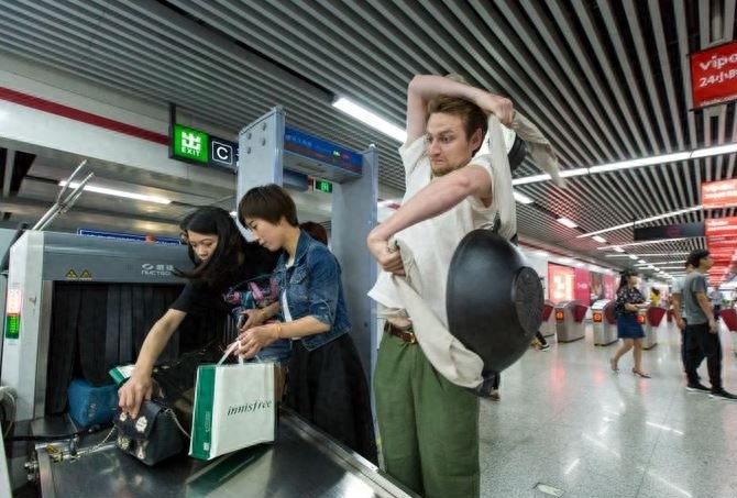 俄罗斯帅哥摆摊卖鱼香肉丝，5元一份，背着铁锅上街和人交流美食