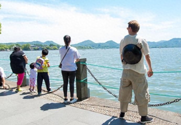 俄罗斯帅哥摆摊卖鱼香肉丝，5元一份，背着铁锅上街和人交流美食