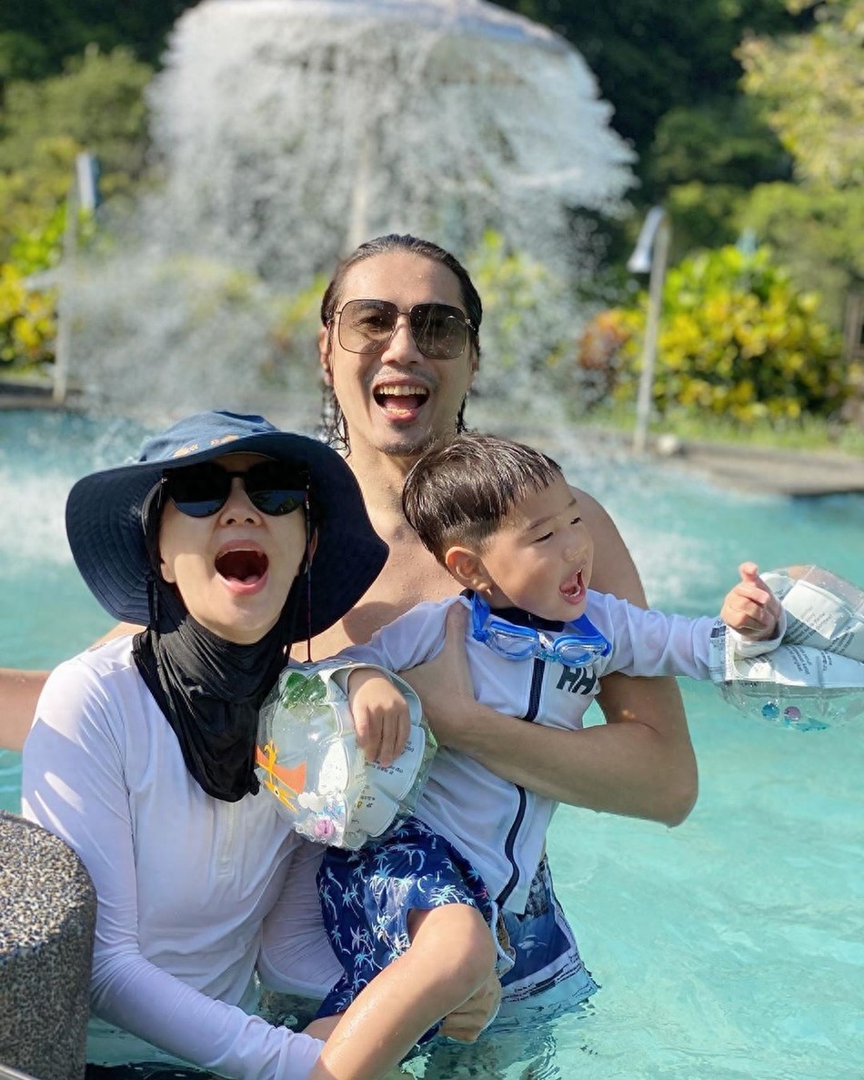 Ella七夕晒全家出游照，一家三口相拥对镜大笑温馨有爱