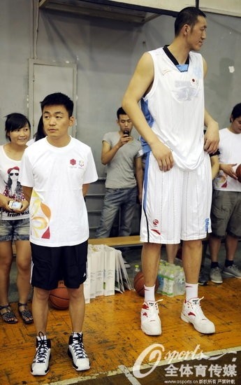 体坛第一高人在此!!!“被合影帝”篮球巨人孙明明