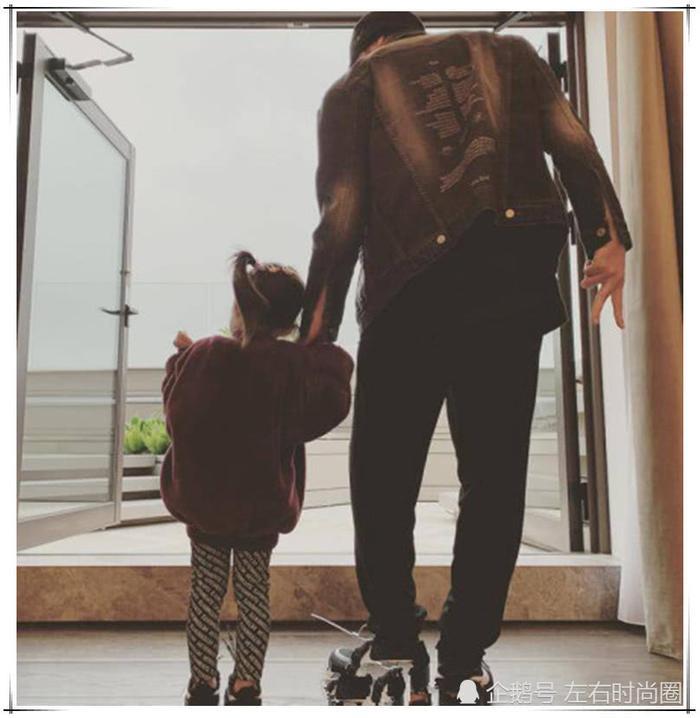 小周周正面照，嘴巴像极了周杰伦，网友墨镜下是大眼还是小眼