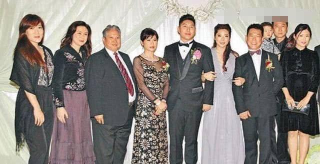 当年元彪的女儿出嫁，洪金宝成龙大咖云集，为什么做出租车来呢