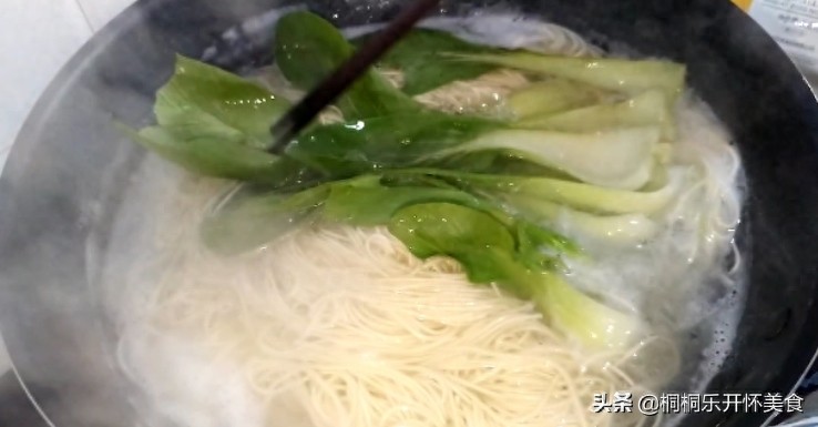 最适合懒人做的一道快手热汤面，10分钟搞定早餐，先收藏了