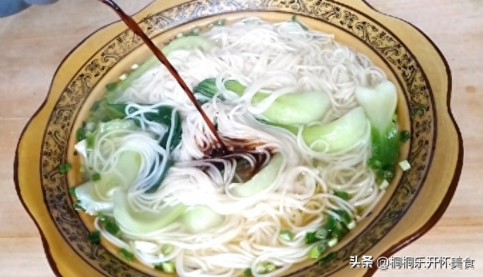 最适合懒人做的一道快手热汤面，10分钟搞定早餐，先收藏了