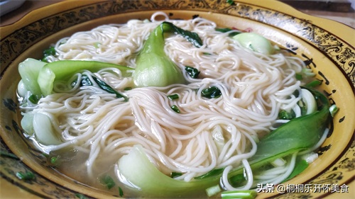 最适合懒人做的一道快手热汤面，10分钟搞定早餐，先收藏了