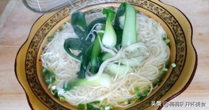 最适合懒人做的一道快手热汤面，10分钟搞定早餐，先收藏了