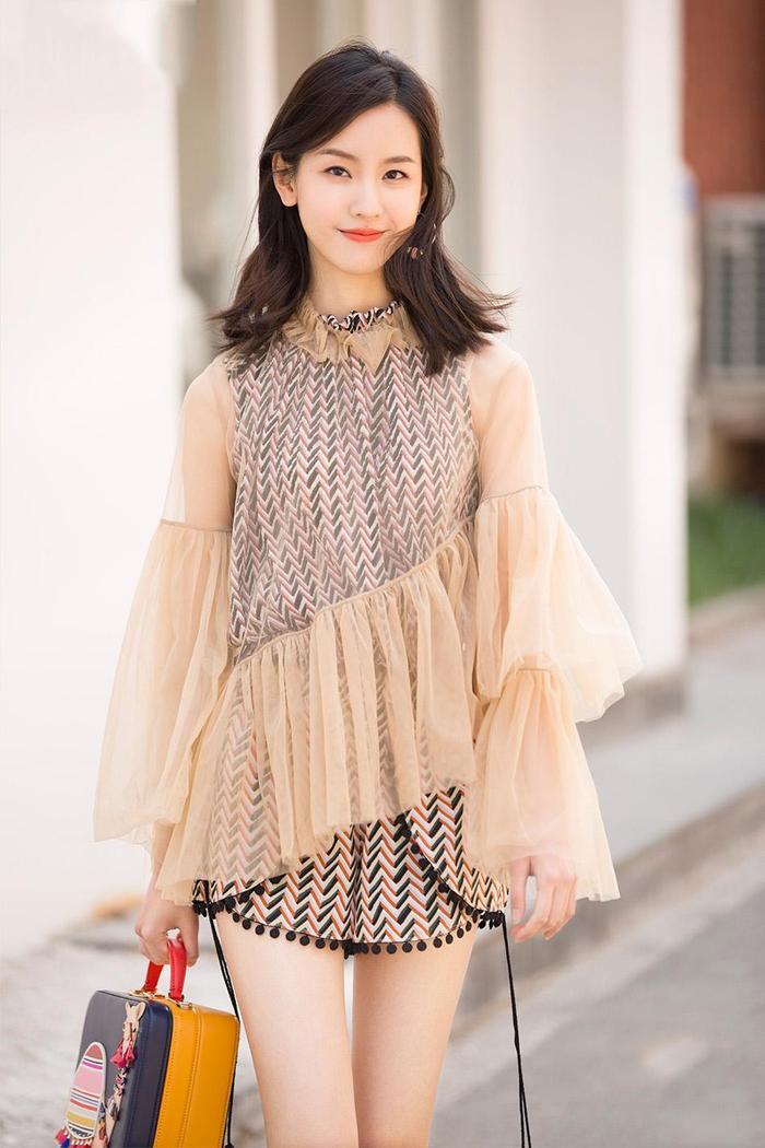 街拍:夏季仙气飘逸的薄纱裙,挡不住满屏荷尔蒙