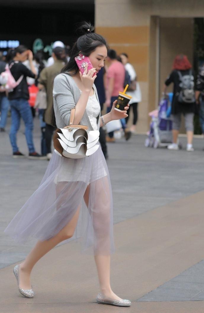 街拍:夏季仙气飘逸的薄纱裙,挡不住满屏荷尔蒙