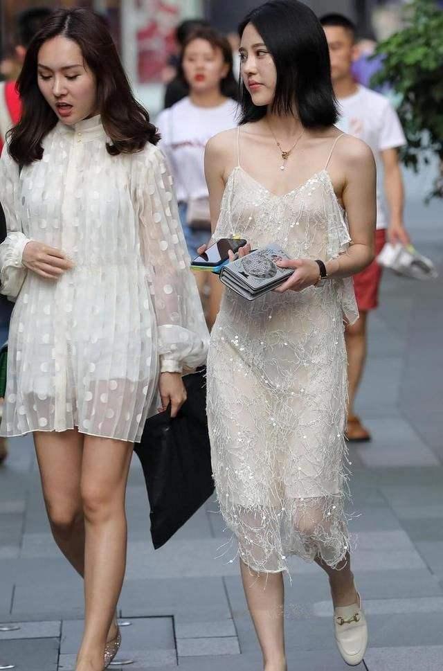 街拍:夏季仙气飘逸的薄纱裙,挡不住满屏荷尔蒙