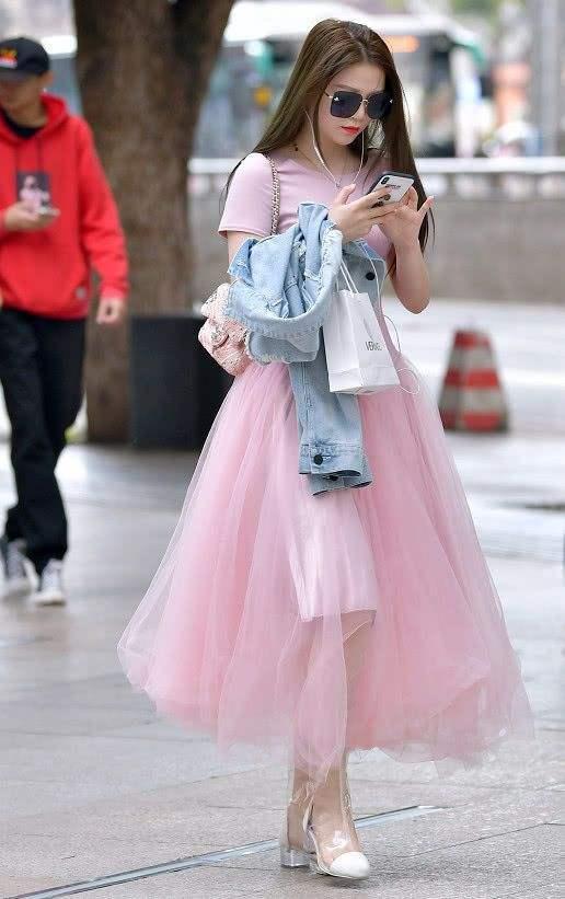 街拍:夏季仙气飘逸的薄纱裙,挡不住满屏荷尔蒙