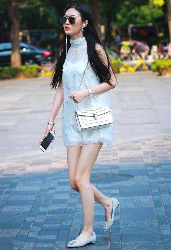 街拍:夏季仙气飘逸的薄纱裙,挡不住满屏荷尔蒙