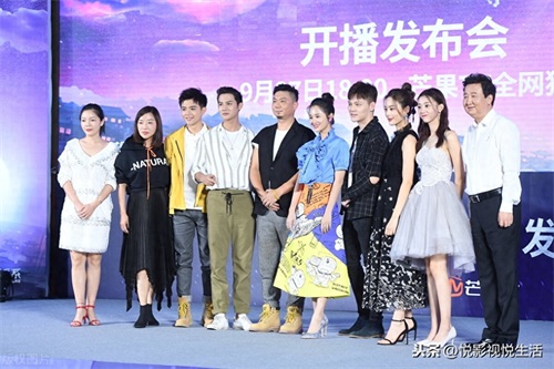 被誉为“猫系小鲜肉”的郑业成，不仅俊朗帅气，对待事业十分敬业