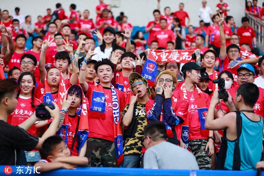 GAI牵手爱妻披重庆斯威围巾 携说唱团体GOSH观战中超