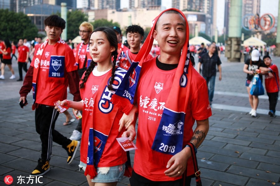 GAI牵手爱妻披重庆斯威围巾 携说唱团体GOSH观战中超