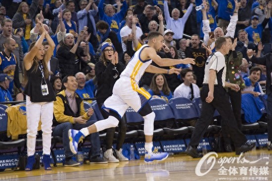 73胜!!!勇士破20年纪录 库里砍46分三分破400