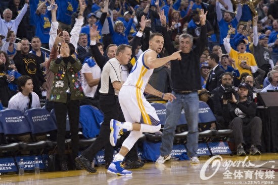 73胜!!!勇士破20年纪录 库里砍46分三分破400