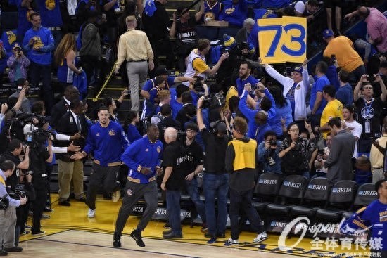 73胜!!!勇士破20年纪录 库里砍46分三分破400