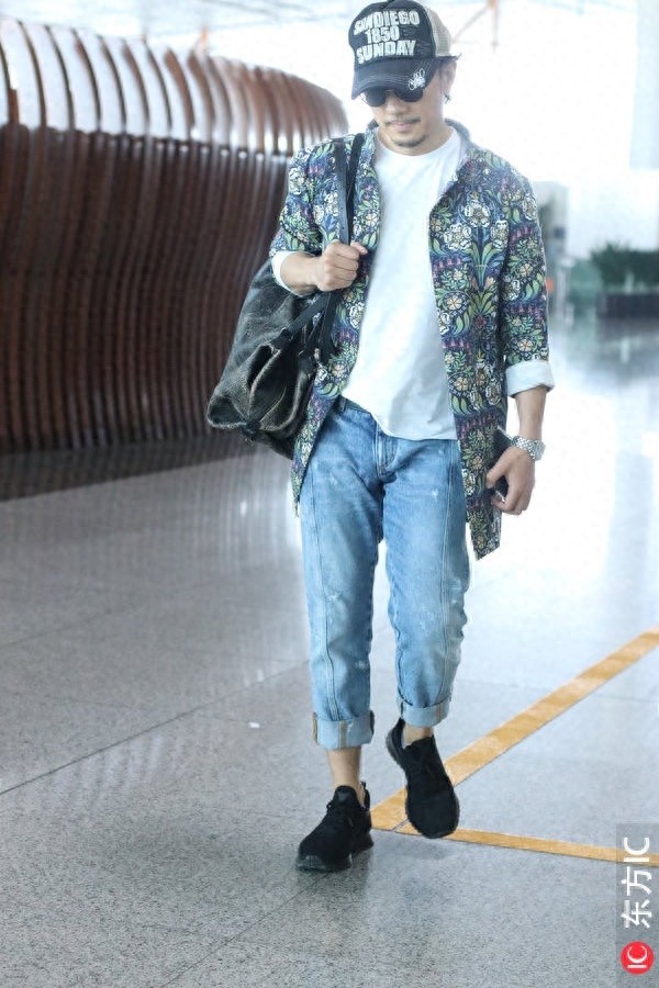 50岁赵立新花衬衫骚气十足，声音苏演技赞，墨镜遮面撞脸张嘉译