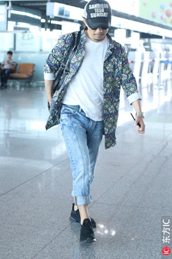 50岁赵立新花衬衫骚气十足，声音苏演技赞，墨镜遮面撞脸张嘉译